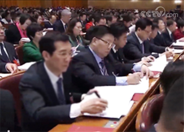 紧跟时代步伐 倾听两会声音——mg冰球突破药业组织收看第十三届全国人民代表大会开幕式